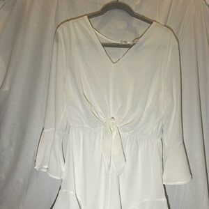 She + Sky White V-Neck Romper Front Bow/Knot Zipper
Size Large